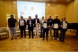 A la dreta, la regidora de Recursos Humans i Organització Interna de Castellar, Anna Marmol, durant el lliurament de les distincions