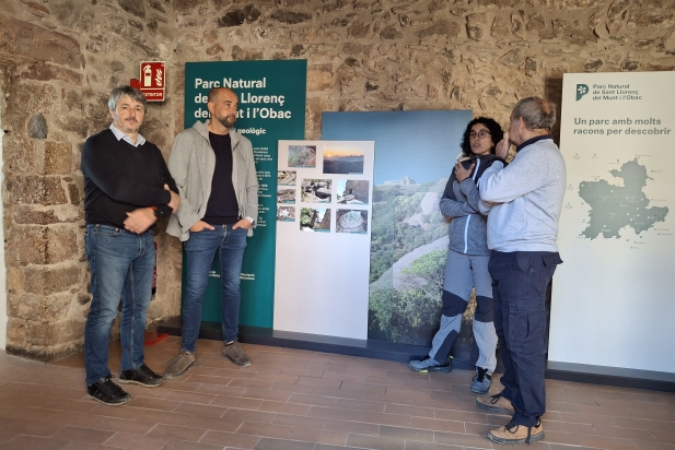 El diputat, l'alcalde i la directora del Parc davant del nou plafó | DiBA El diputat, l'alcalde i la directora del Parc davant del nou plafó | DiBA
