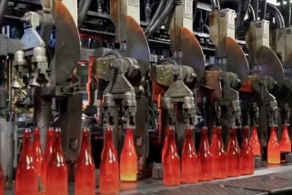 Imatge de la planta de Vidrala durant la producció de les noves ampolles de cava més lleugeres i sostenibles || Vidrala