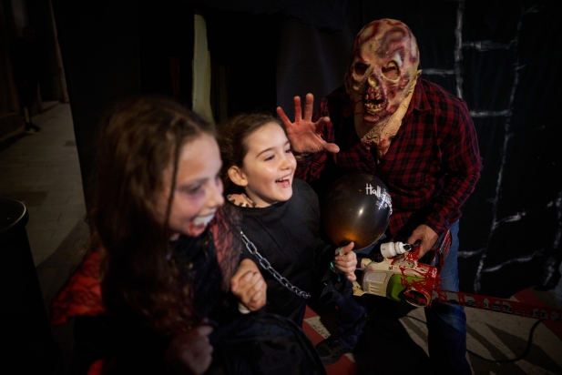 L'assassí de la serra de la cadena espantant unes nenes