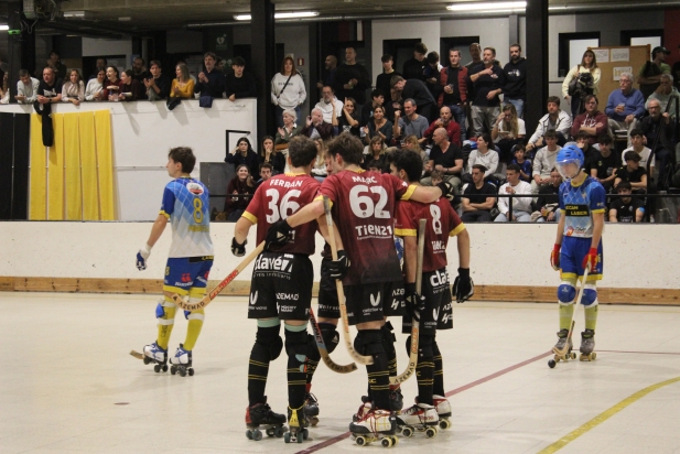 Els grana celebrant el gol que els apropava al marcador | O.Ferran