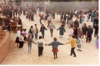 Aplec celebrat per l’ASAC al parc de Canyelles, darrere de l’església, a finals del segle passat. || CEDIDA