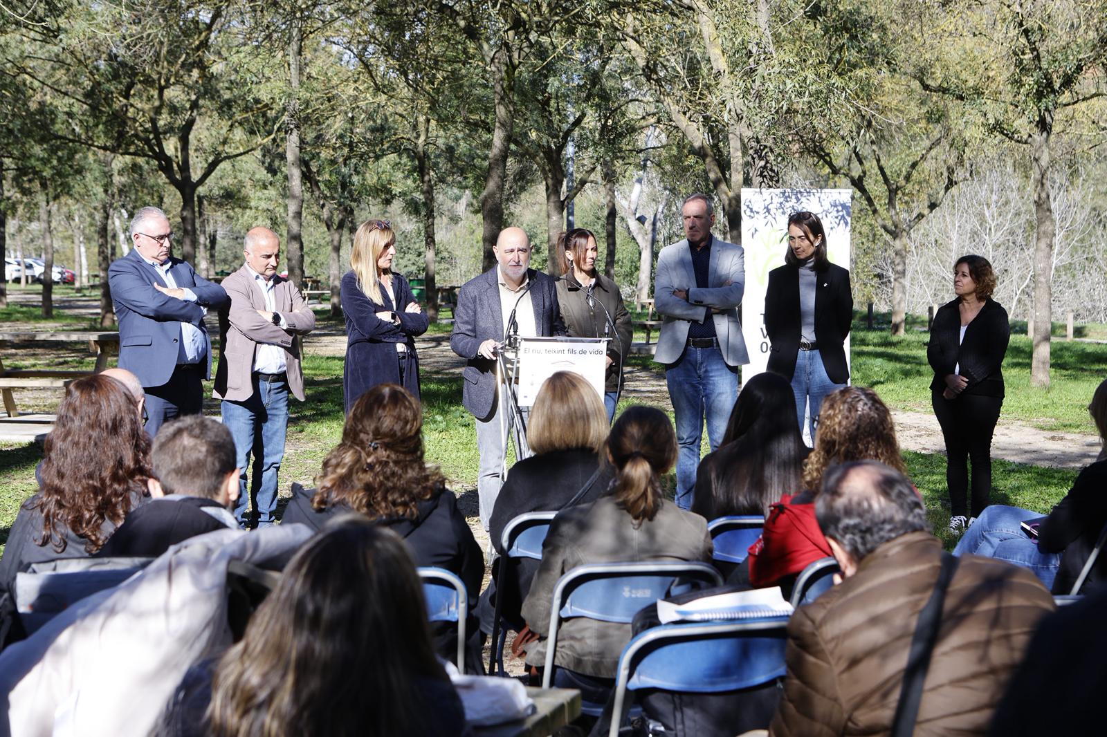 El president del Consell Comarcal, Xavier Garcés, presentant el projecte 'El riu, teixint fils de vida' acompanyat de representants dels municipsi de la llera del riu