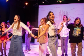 A l’esquerra, en primer pla, l'actriu castellarenca Fiona Salvador durant l’obra ‘No es pot saber’. ||  CEDIDA