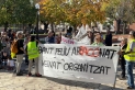 Els manifestants durant una aturada tècnica a la plaça Major.