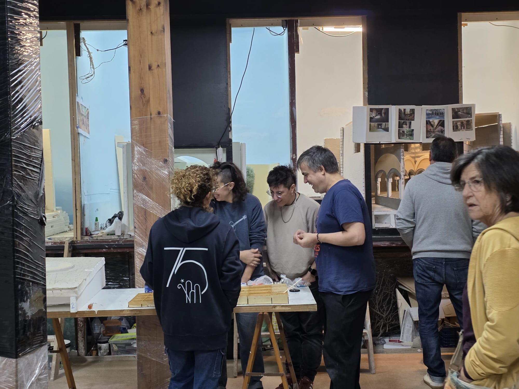 Els visitants van poder preguntar sobre curiositats dels pessebres als mateixos pessebristes. || PESSEBRES CASTELLAR