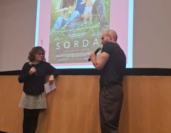 A la dreta, Montse Rodríguez (presidenta del CCCV) i Aleix Castany, audioescriptor, a la presentació de la pel·lícula 'Sorda'. || CEDIDA