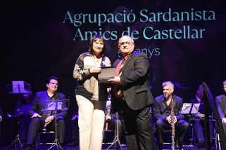 L’Agrupació Sardanista Amics de Castellar va rebre un guardó a Olot per als 50 anys de trajectòria. || CEDIDA