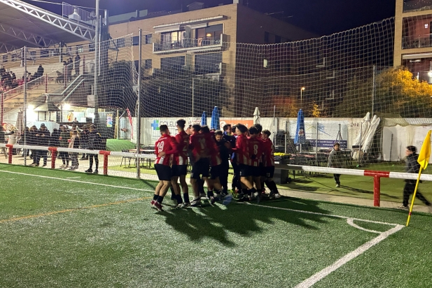 Els jugadors de la UE Castellar no van poder contenir l'alegria amb el 2-0 | O.Ferran