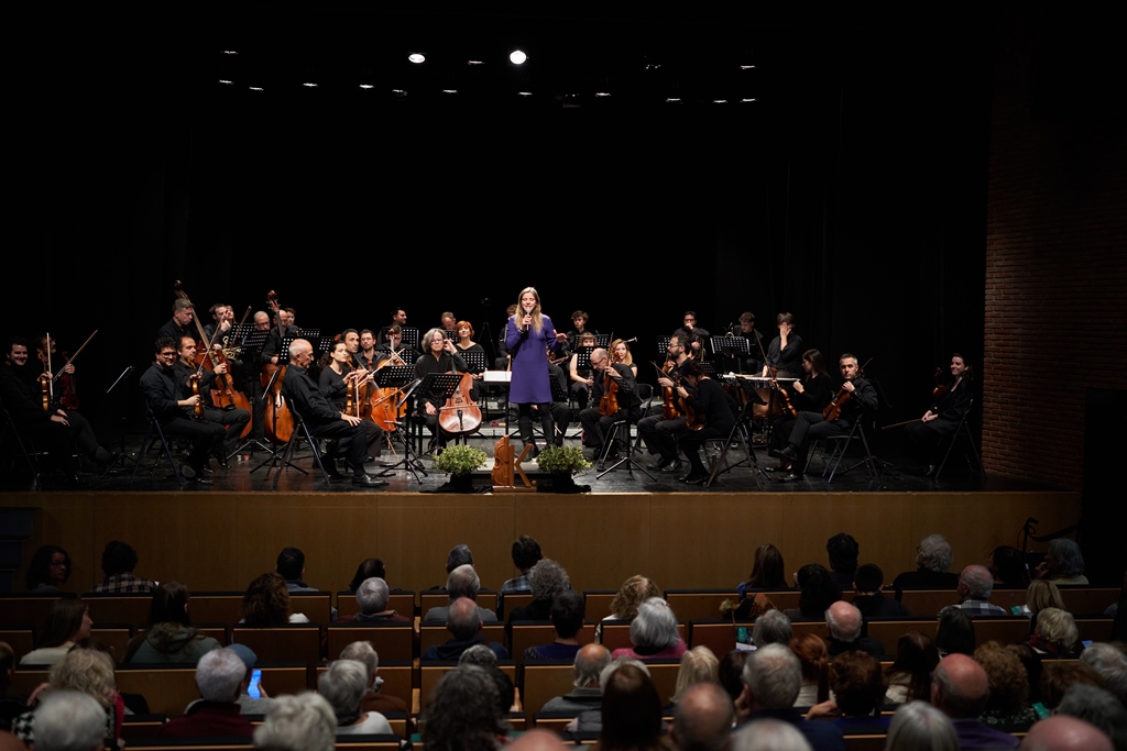 Laia Rocavert, directora d'Artcàdia, presentant l'acte de la Kamerata Castellar. || Q. P. Laia Rocavert, directora d'Artcàdia, presentant l'acte de la Kamerata Castellar. || Q. P.