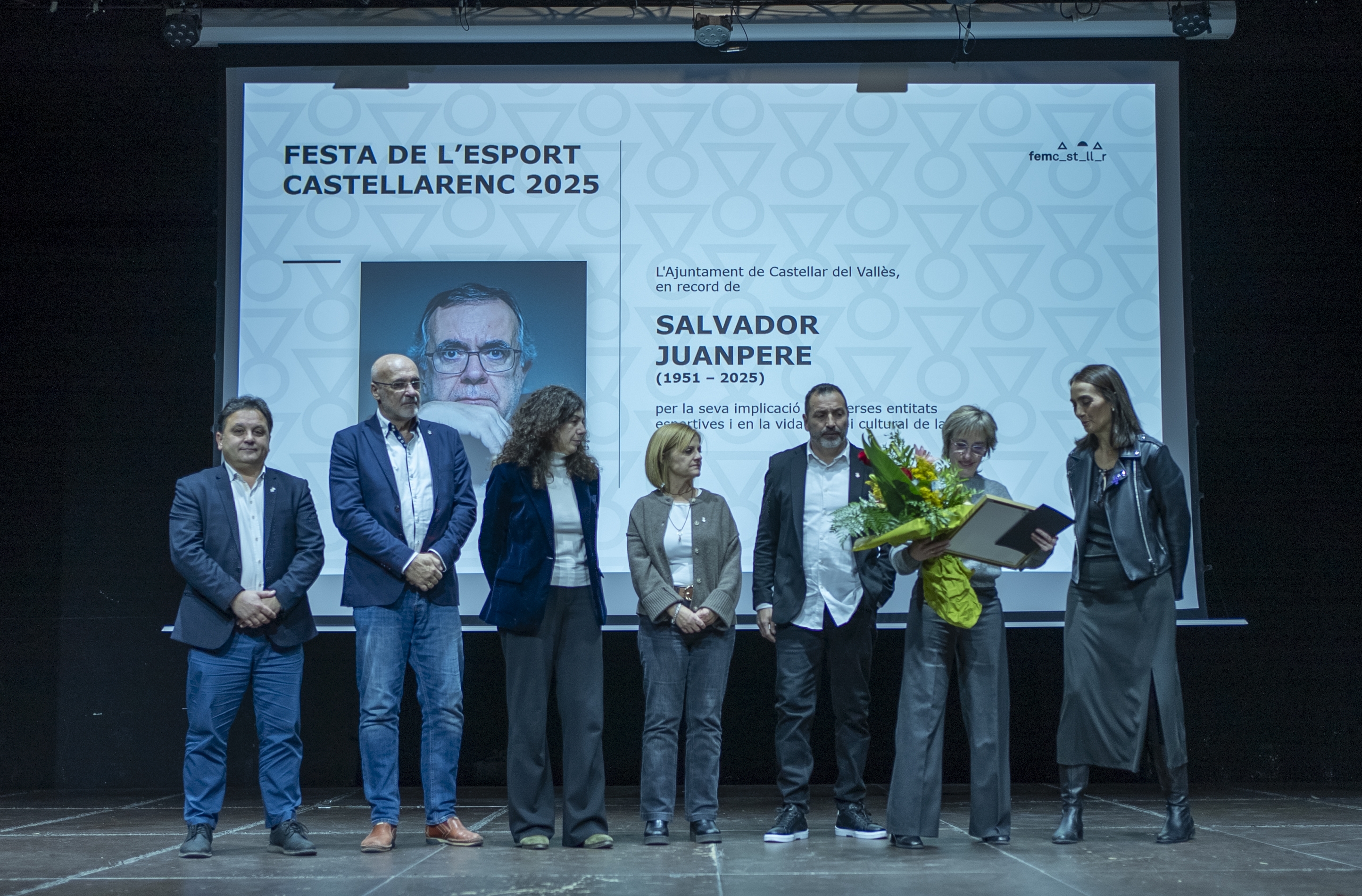 Mercè Juanpere recull el diploma d'homenatge de les mans de l'alcaldessa, Yolanda Rivera.