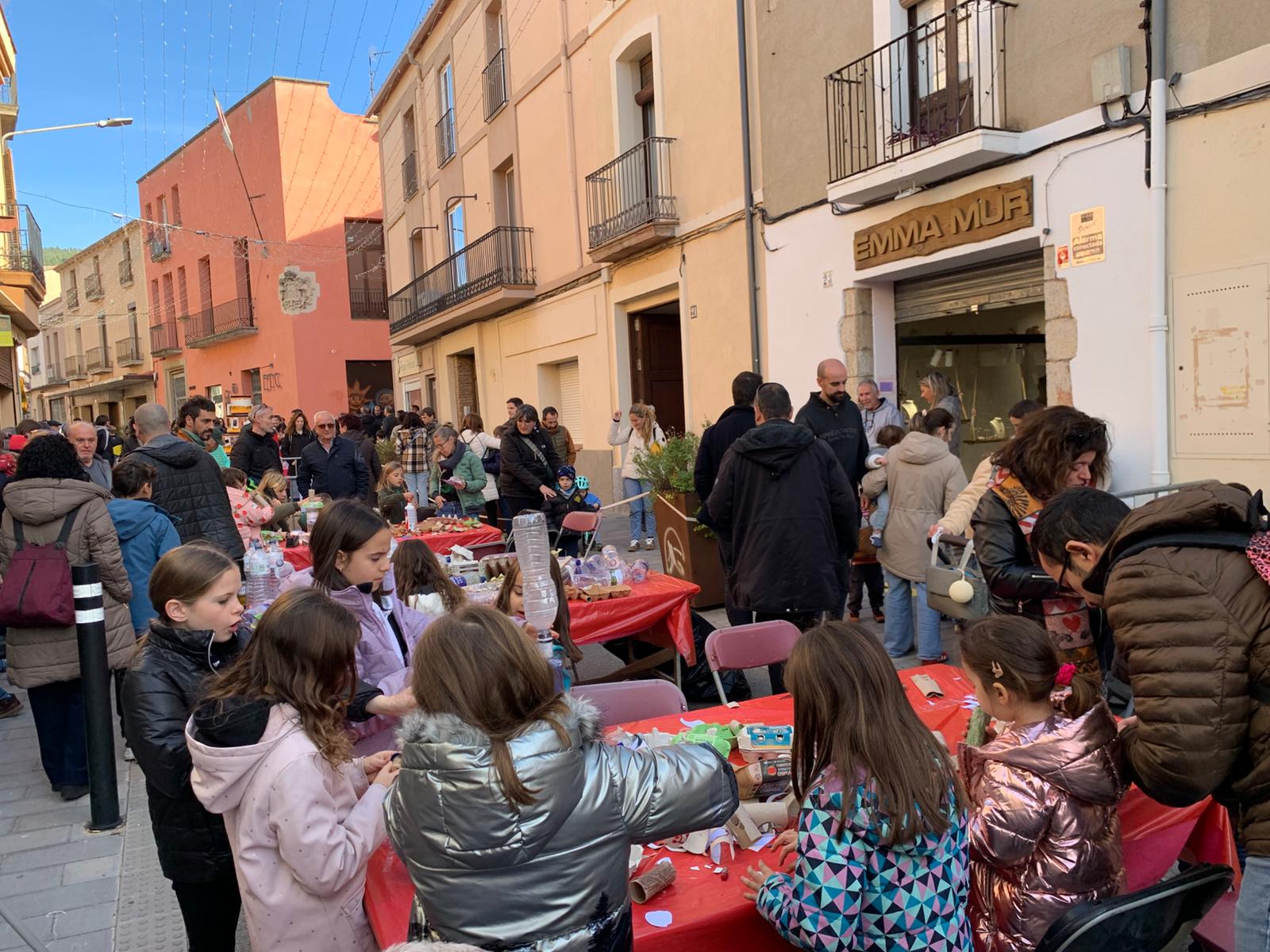 El carrer Major va estar molt animat durant tot el matí de dissabte, celebrant els 50 anys de l'STOP. ||M. A.