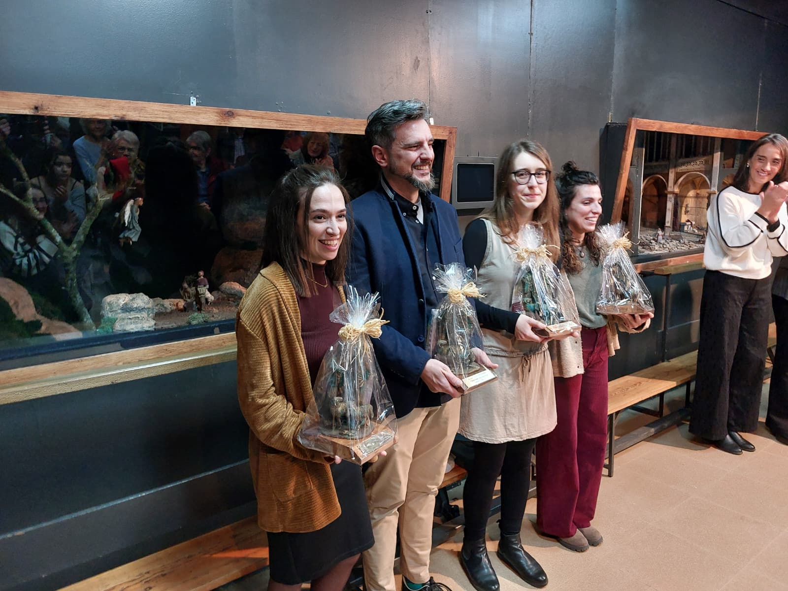 Pessebristes homenatjats que fa 25 anys que fan pessebres: Núria Anglès, Jonathan Sáiz, Elvira Arderius i Rat Anglès. || B. T. Pessebristes homenatjats que fa 25 anys que fan pessebres: Núria Anglès, Jonathan Sáiz, Elvira Arderius i Rat Anglès. || B. T.