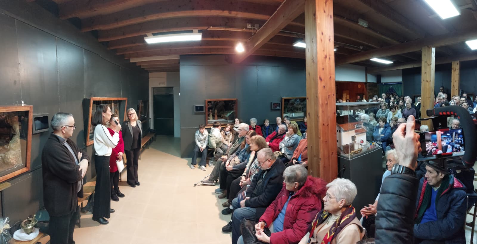 Moment de l'acte inaugural de la 75a Exposició de Pessebres, al local ple de gom a gom. || B. T. Moment de l'acte inaugural de la 75a Exposició de Pessebres, al local ple de gom a gom. || B. T.