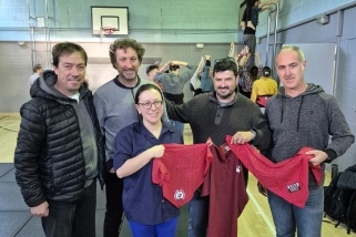 Els Capgirats amb la cap de colla dels castellers of London, Laura Mazzeo, a Londres.|| CEDIDA