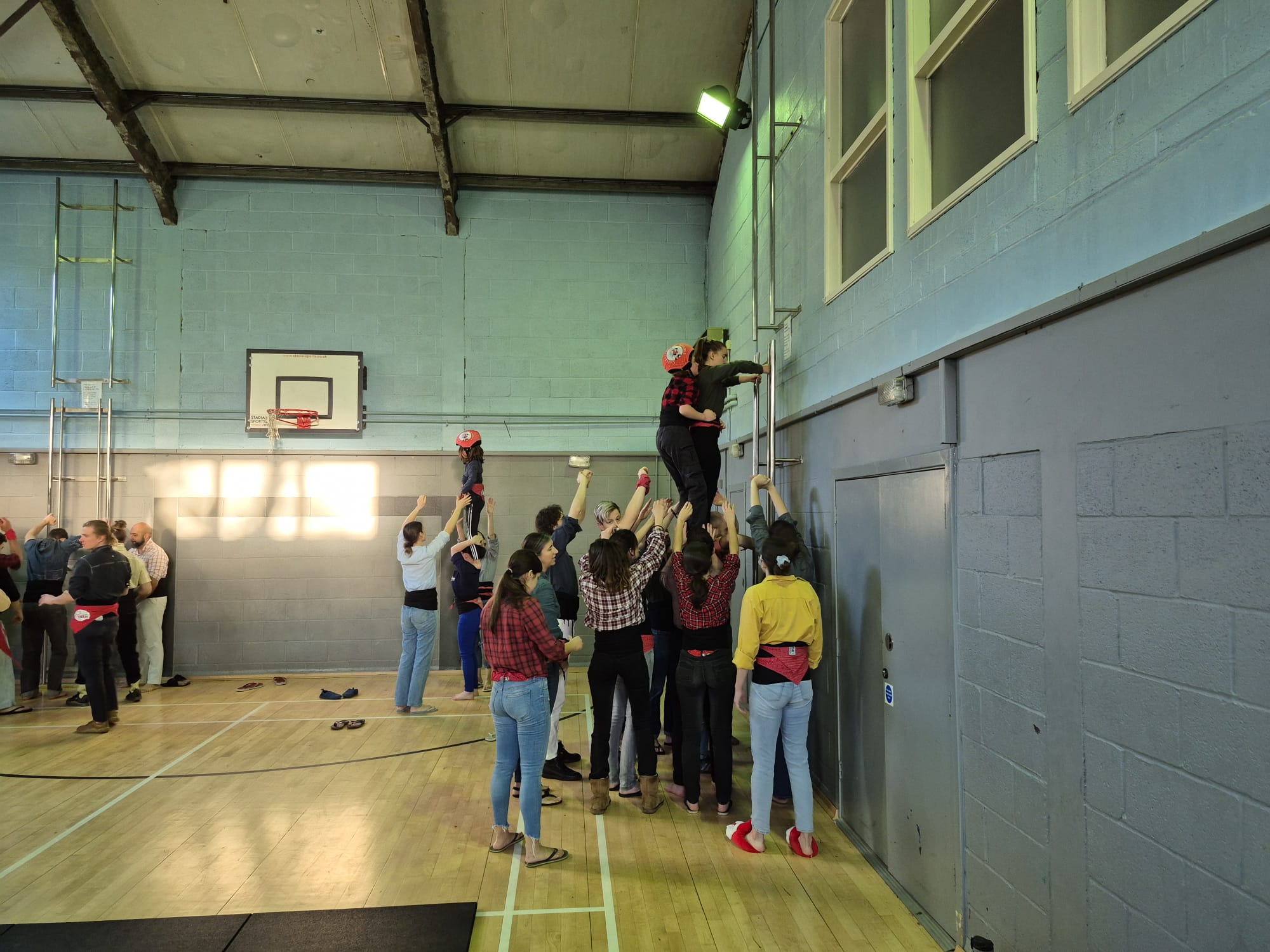Capgirats i castellers of London, plegats. || CEDIDA