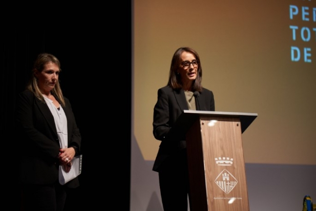 Yolanda Rivera i Anna Margalef durant els parlaments | Q.Pascual