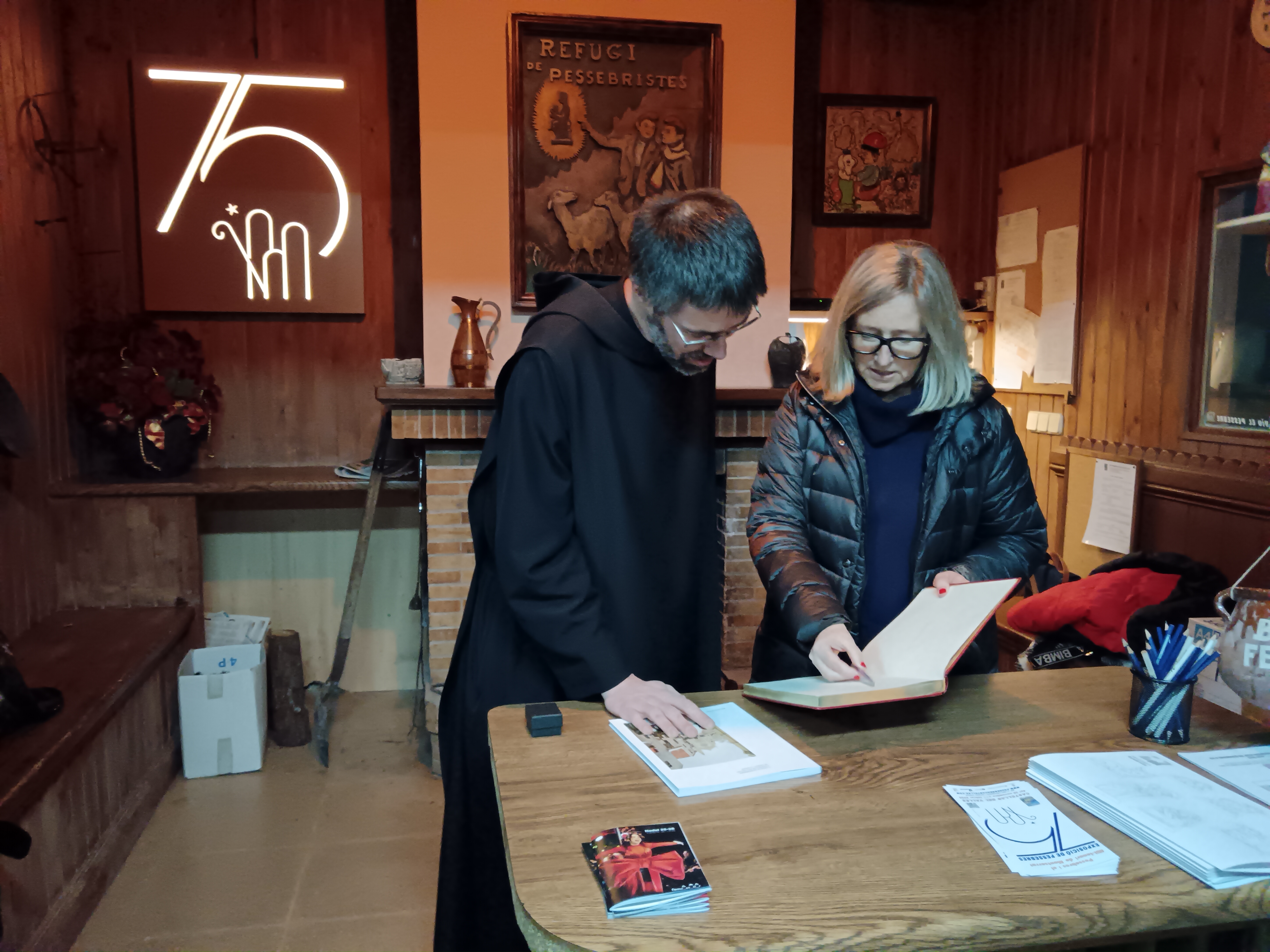 El Prior G. Puigdevall va firmar el llibre d'honors del Grup Pessebrista. || M. A.