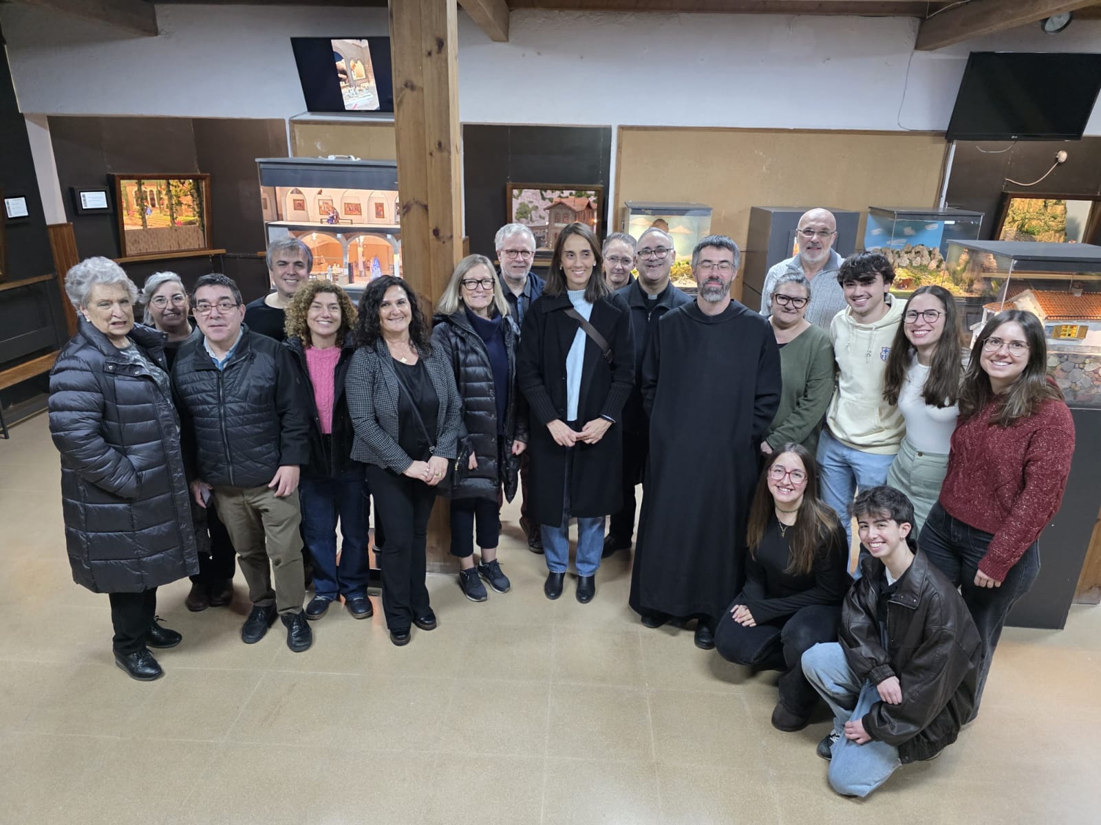 Diversos membres del Grup Pessebrista de Castellar amb el Prior de Montserrat, l'alcaldessa i la regidora de Cultura. || Grup Pessebrista Diversos membres del Grup Pessebrista de Castellar amb el Prior de Montserrat, l'alcaldessa i la regidora de Cultura. || Grup Pessebrista