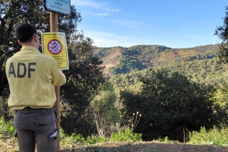 Un ADF col·locant un cartell  d’avís i de prohibició de pas