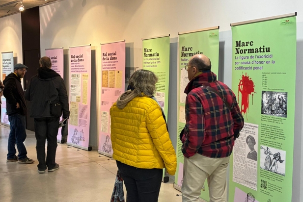Els assistents visitant l'exposició al final de la xerrada | O.Ferran Els assistents visitant l'exposició al final de la xerrada | O.Ferran