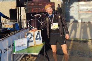 Iván Castellanos amb els cartells que anuncien la marca aconseguida al Backyard Llagostera.