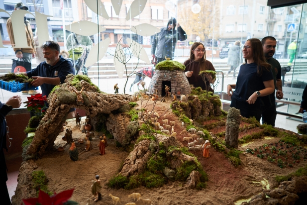 El Grup Pessebrista ha muntat el pessebre durant aquest dissabte al matí | Q.Pascual El Grup Pessebrista ha muntat el pessebre durant aquest dissabte al matí | Q.Pascual