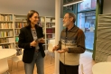 L'alcaldessa, Yolanda Rivera, conversant amb Josep Manel Martí en el moment de rebre el fons fotogràfic