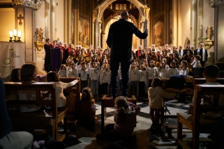 Moment del concert de Nadal a l'església de Sant Esteve, amb el Cor Sant Esteve i la Coral Xiribec. || Q. P.