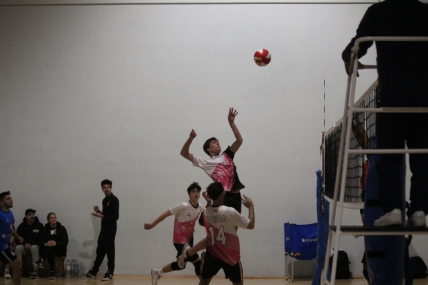 El primer equip va estrenar equipació aquest cap de setmana | O.Ferran