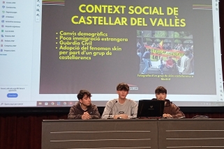Els alumnes de l'Institut Castellar presentant el seu treball de recerca sobre el fenomen skin a Castellar del Vallès