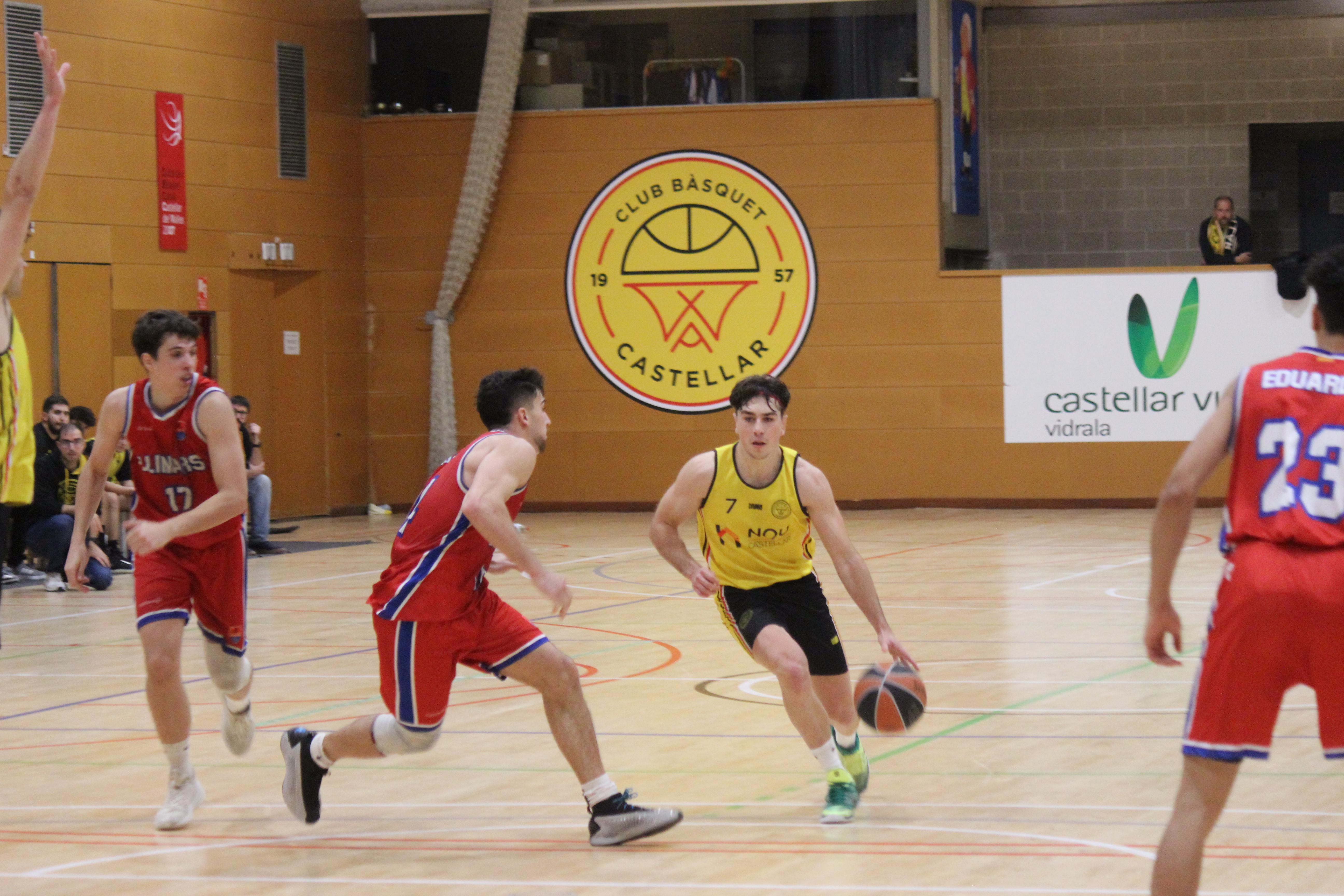 Doble vida al CB Castellar, amb el femení en línia ascendent i el masculí al pou.
