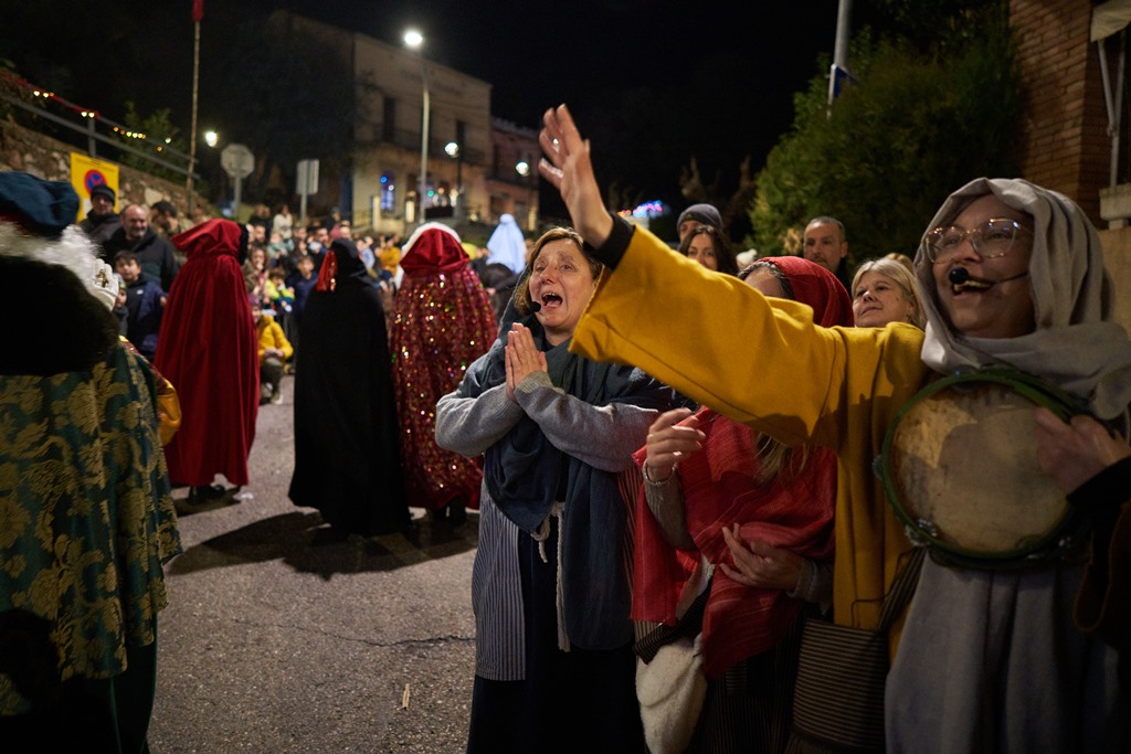 Tocats pel Teatre, animant la cua del Pessebre Vivent. ||Q. P.
