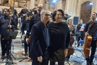 Jordi Pinyot  amb Gemma Alavedra, néta del poeta Joan Alavedra, després del concert. Al darrere, Carles Miró . || cedida