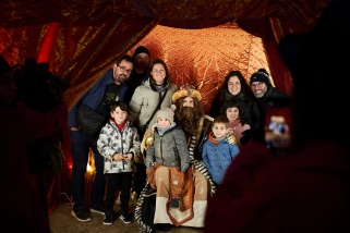 Infants i famílies posant amb el rei ros, Gaspar, al Palau Reial