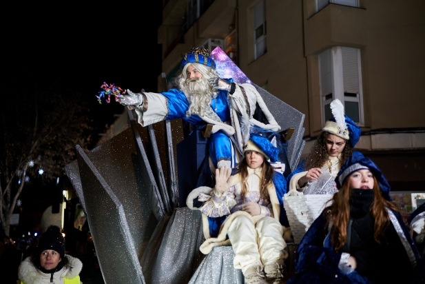 El Rei Melcior llença caramels des de la seva carrossa || Q. Pascual