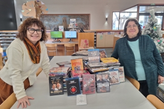 D’esquerra a dreta, Montse Rodríguez (presidenta del CCCV) i Carme Muñoz (directora de la Biblioteca Antoni Tort. || CEDIDA