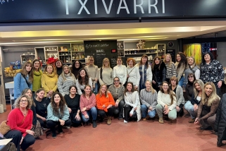 Foto de família de la trobada de dones emprenedores, que es va celebrar divendres passat al bar Txivarri