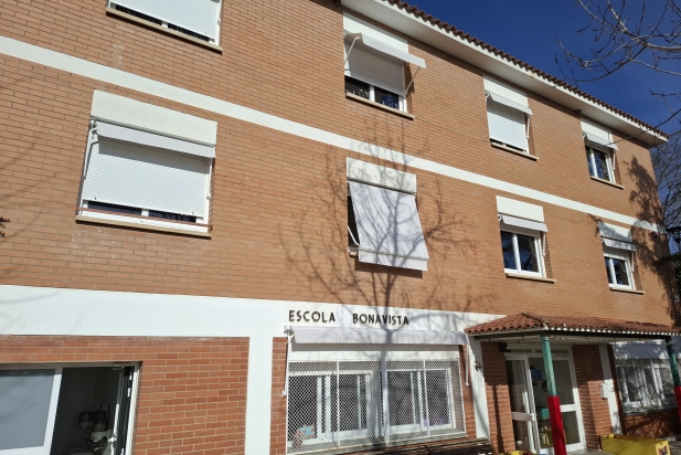 A l’Escola Bonavista s’han col·locat tendals de pal recte a les finestres