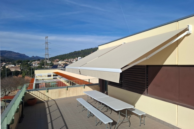 Tendal de braç articulat motoritzat que s’ha instal·lat a El Sol i la Lluna