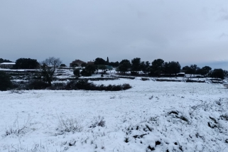 Una imatge de Can Cadafach amb la neu que ha caigut durant aquest dissabte