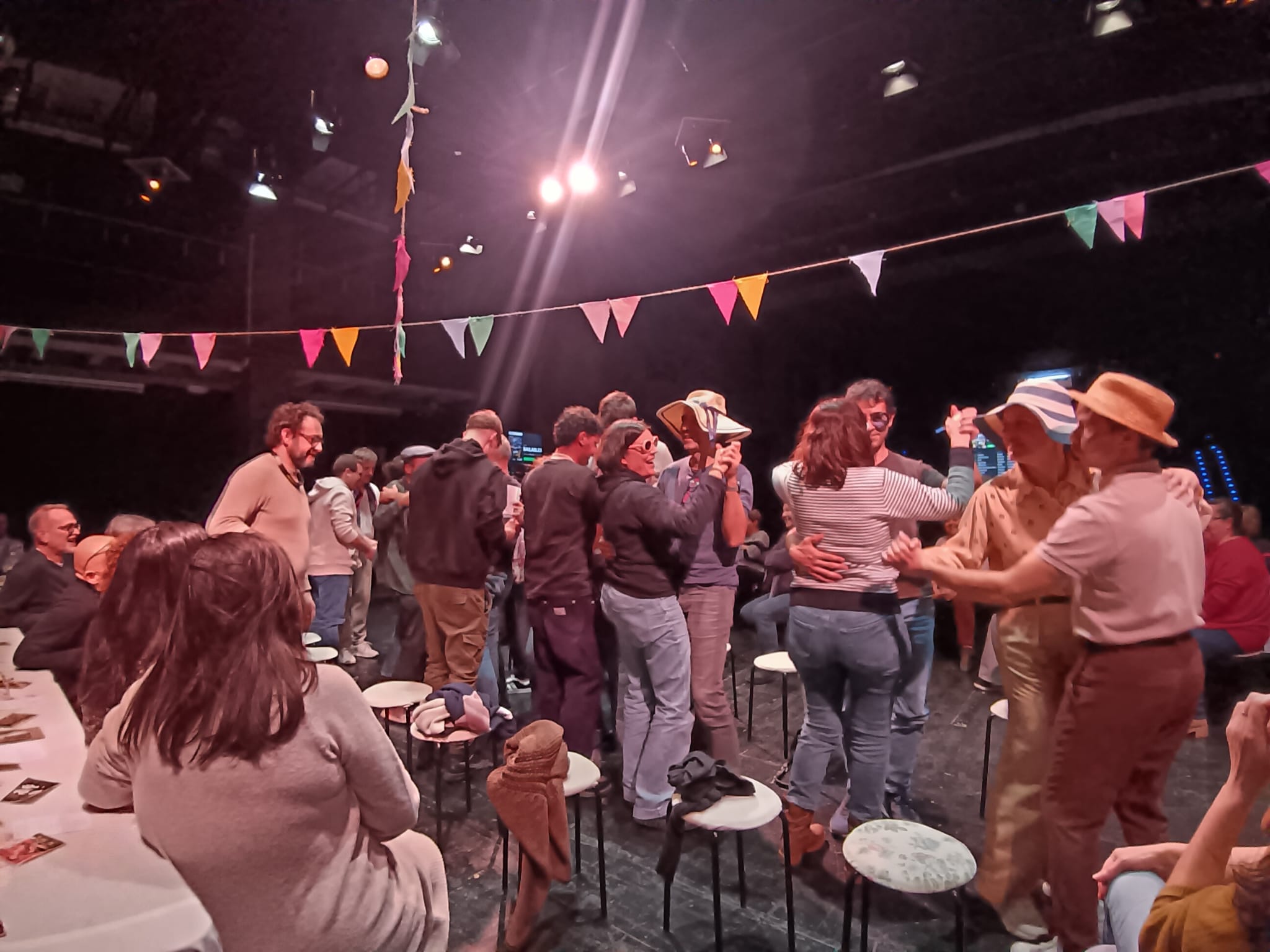 Moment del "baile" de les nostres iaies. || M. A.