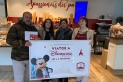 La família Hornero Rodríguez amb el xec del viatge a Disneyland Paris aquest dimecres a la tarda