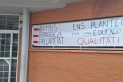 Pancarta reivindicativa a l'entrada de l'escola Mestre Pla