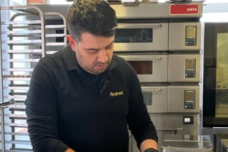 Marc Andreví és un dels pastissers de la botiga | C.Aragonès