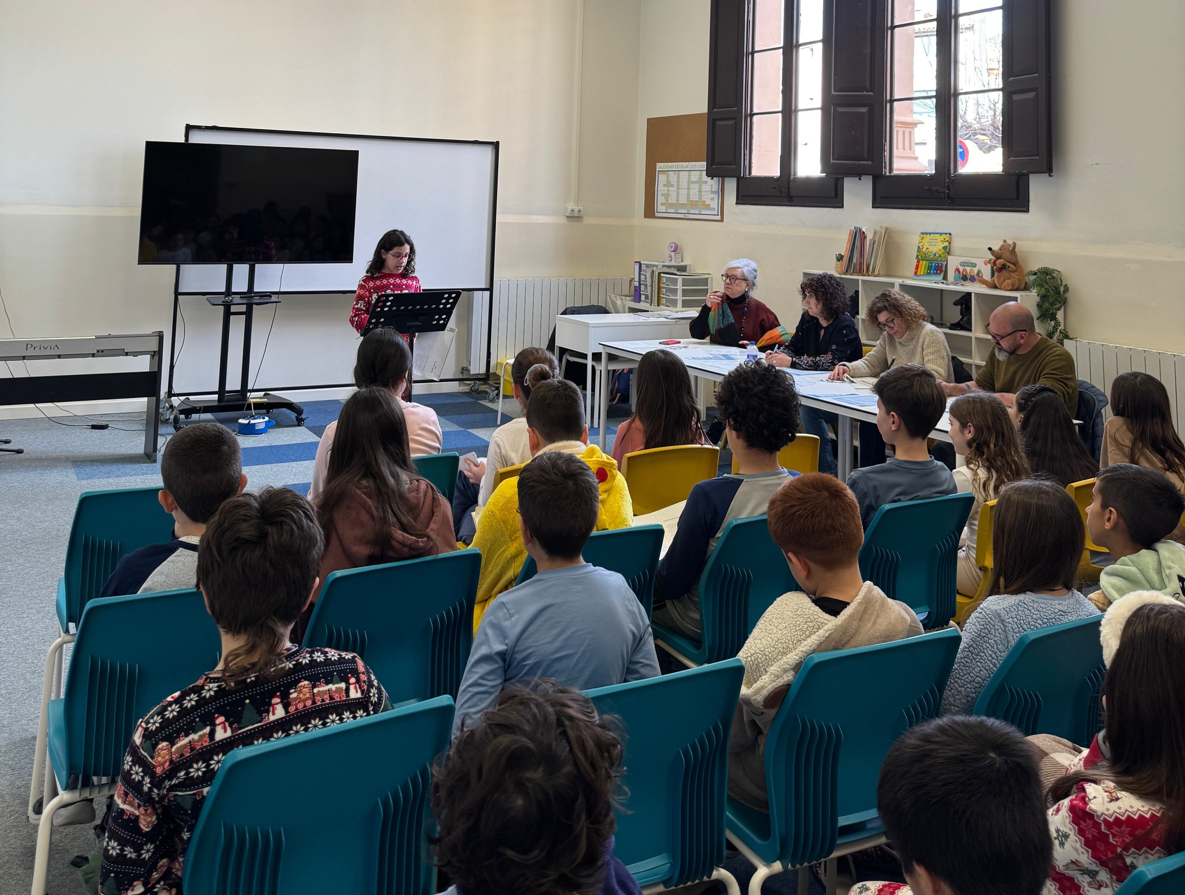 Moment de les lectures de l'alumnat davant dels companys i del jurat. || CEDIDA