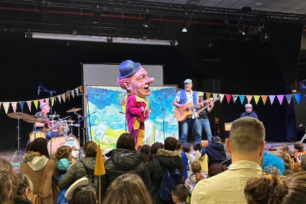 Jaume Ibars i el grup de música Els Trastos Band de Festa han rebut al Rei | O.Ferran