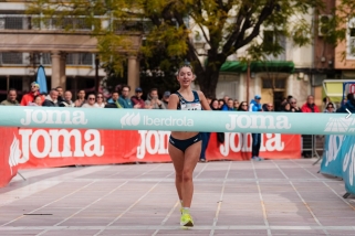 Gina Torres entra a meta per a proclamar-se campiona d'Espanya de marxa sub20.