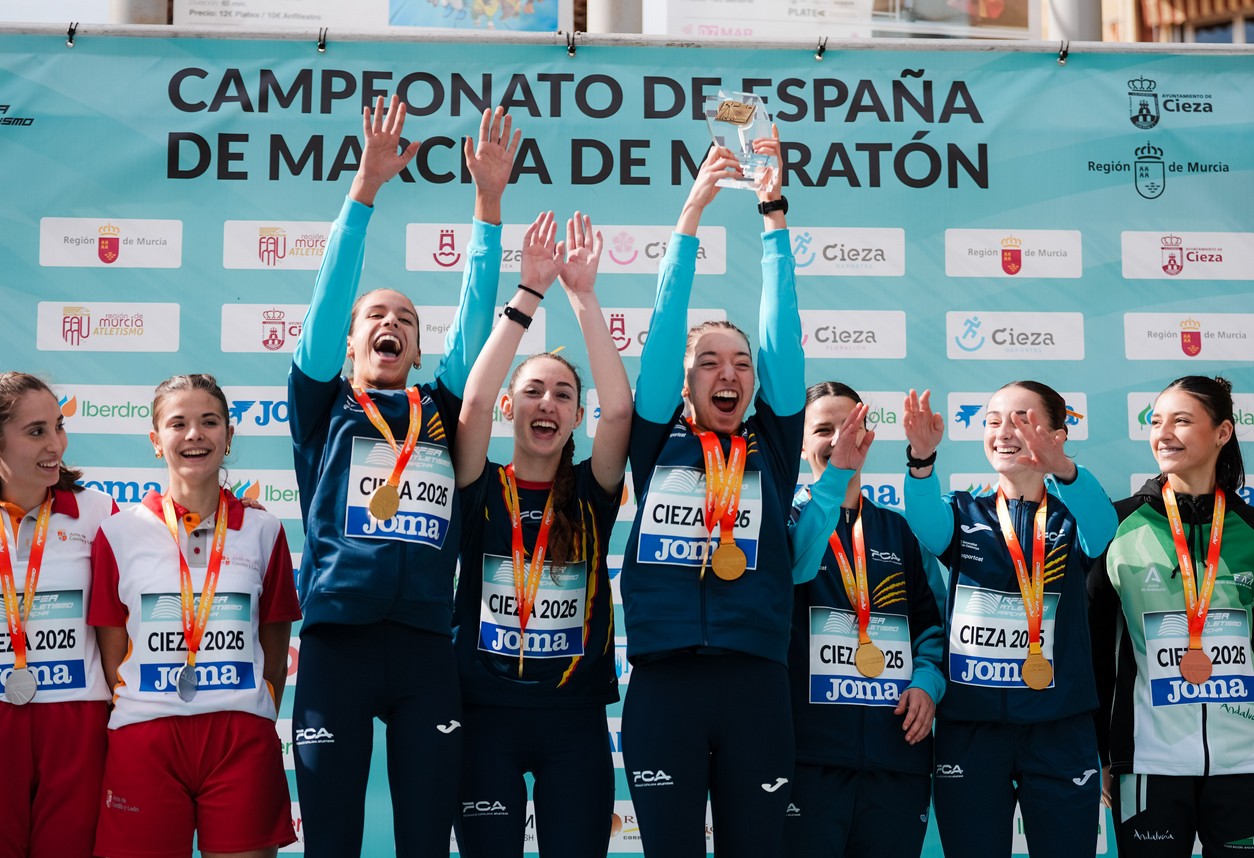 Daniela Gaitán i Gina Torres en el podi de l'equip català.