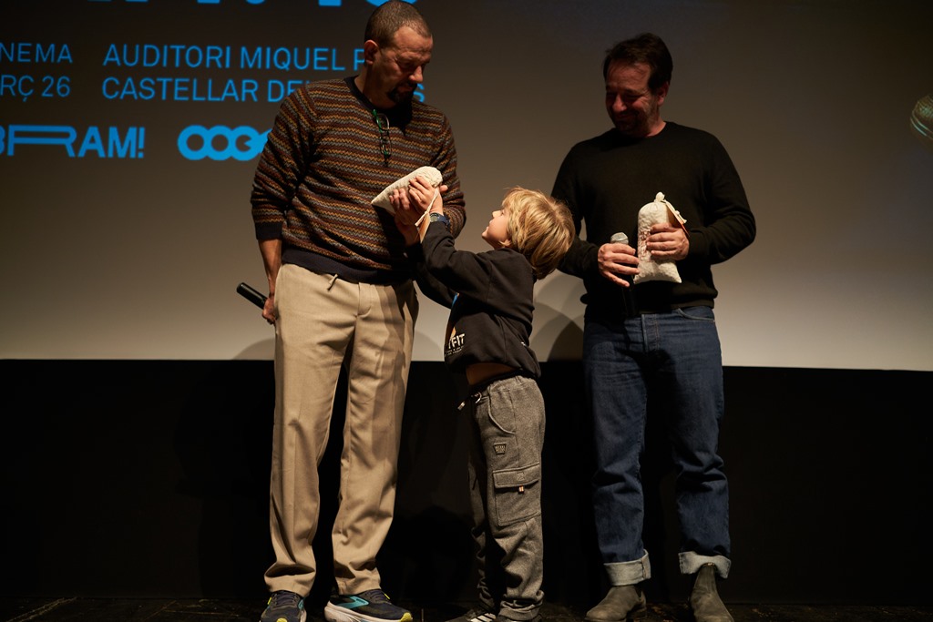 Marc Martínez i Guille Cascante van rebre l'obsequi del BRAM!, un sac de mongetes del ganxet. || Q. P. Marc Martínez i Guille Cascante van rebre l'obsequi del BRAM!, un sac de mongetes del ganxet. || Q. P.